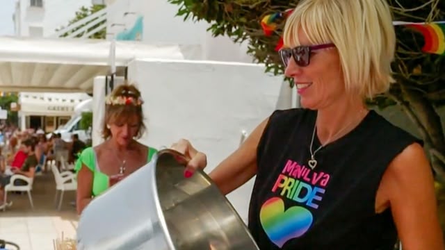 Bargain‑Loving Brits in the Sun