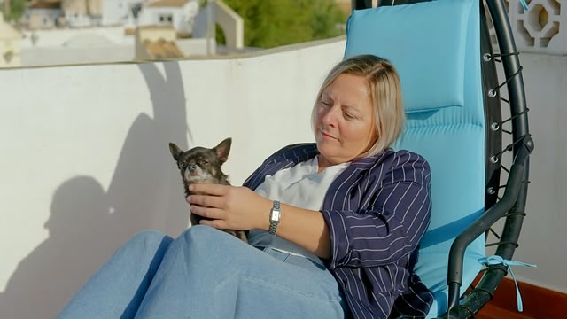 Bargain‑Loving Brits in the Sun