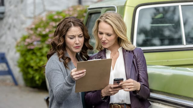 Fixer Upper Mysteries: Deadly Deed